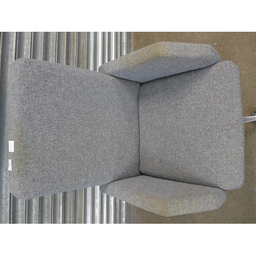 2112 - A grey office desk chair