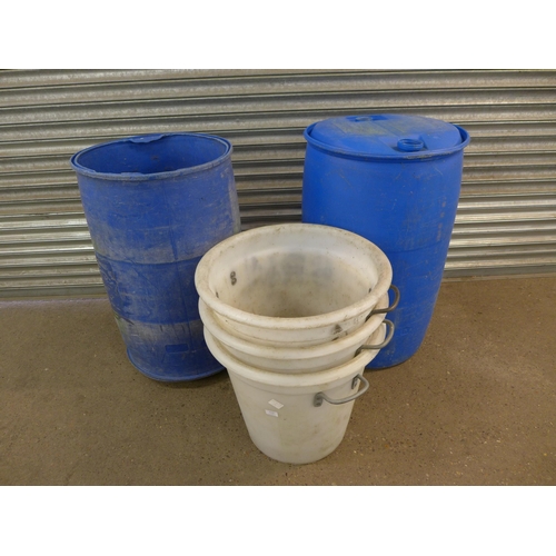 2132 - Two 300 litre plastic tubs - 1 with no top and three 200 litre plastic buckets