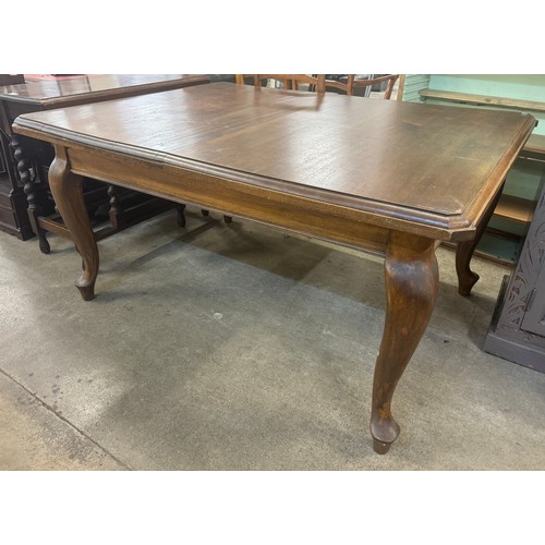 218 - An early 20th Century walnut dining table