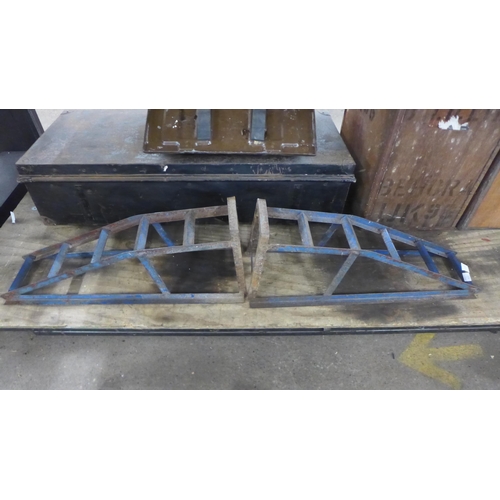 2276 - A pair of metal car ramps