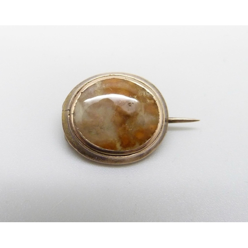 1006 - A small Georgian agate set brooch