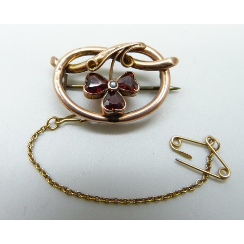 1009 - A 9ct gold, seed pearl and garnet shamrock brooch, 3.3g