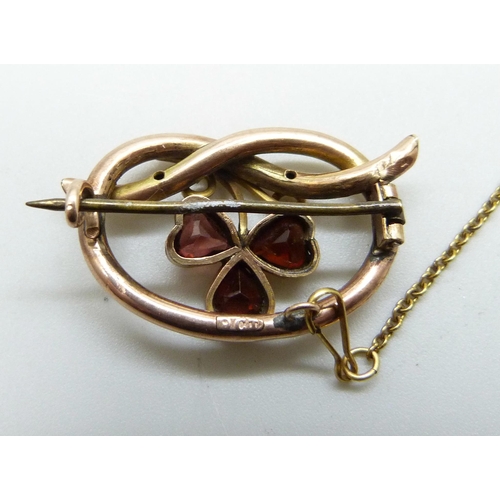 1009 - A 9ct gold, seed pearl and garnet shamrock brooch, 3.3g