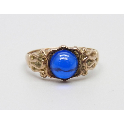 1011 - A 9ct gold ring set with a blue cabochon, Chester 1912, 3g, N