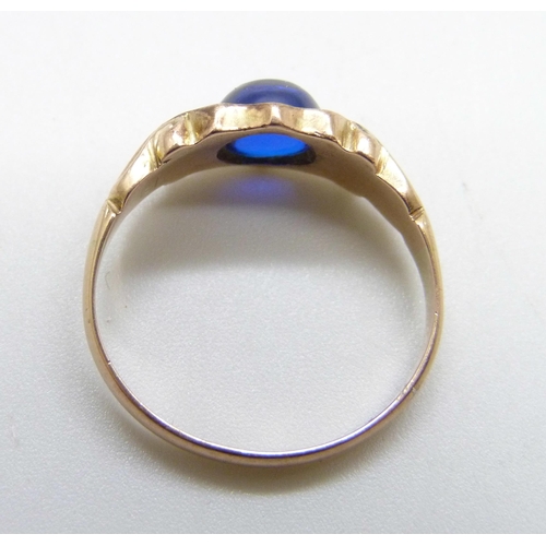 1011 - A 9ct gold ring set with a blue cabochon, Chester 1912, 3g, N