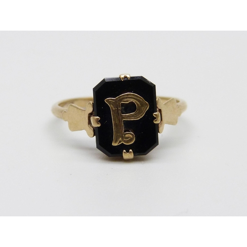 1012 - A 9ct gold initial P ring, 1.8g, N