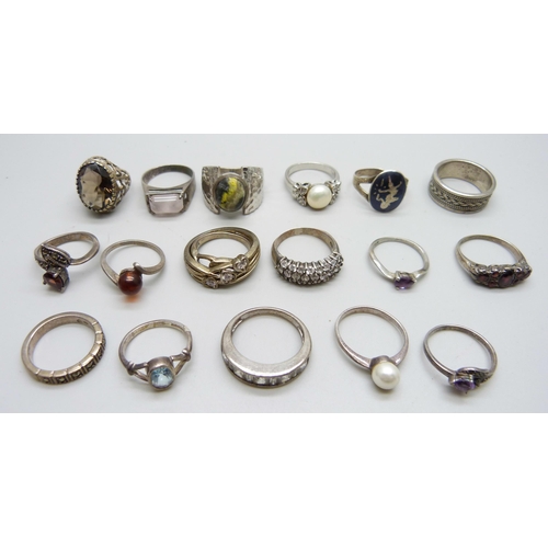 1058 - Eighteen silver rings