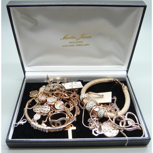 1063 - Gold-tone jewellery including a bangle