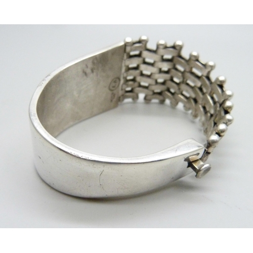 1067 - A Mexican silver designer bracelet, 85g