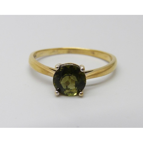 1072 - A silver gilt green moldovite solitaire ring, S