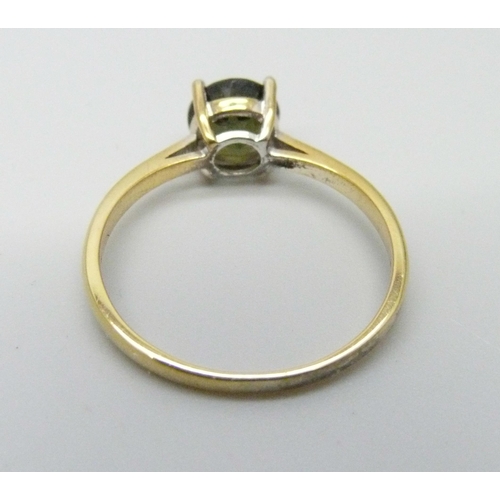 1072 - A silver gilt green moldovite solitaire ring, S