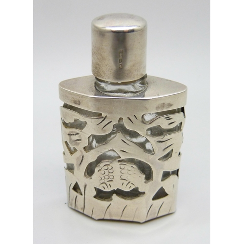 1076 - A silver mounted scent bottle, 64mm