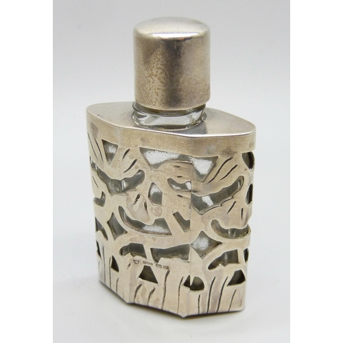 1076 - A silver mounted scent bottle, 64mm