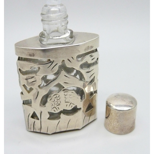 1076 - A silver mounted scent bottle, 64mm