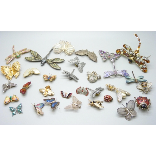 1080 - A collection of butterfly and insect brooches