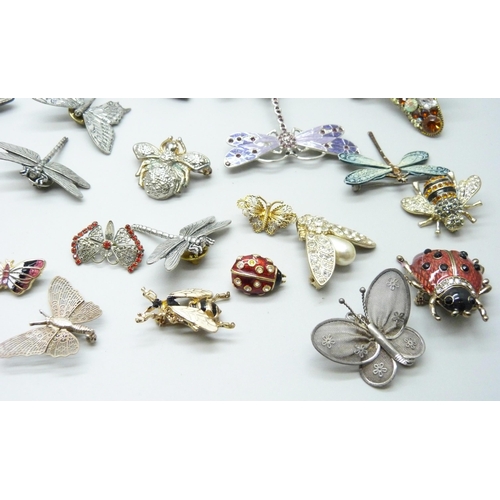 1080 - A collection of butterfly and insect brooches