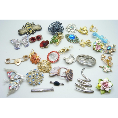 1081 - Thirty costume brooches