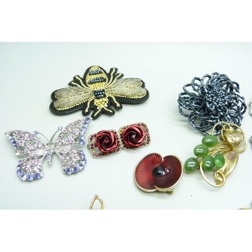 1081 - Thirty costume brooches