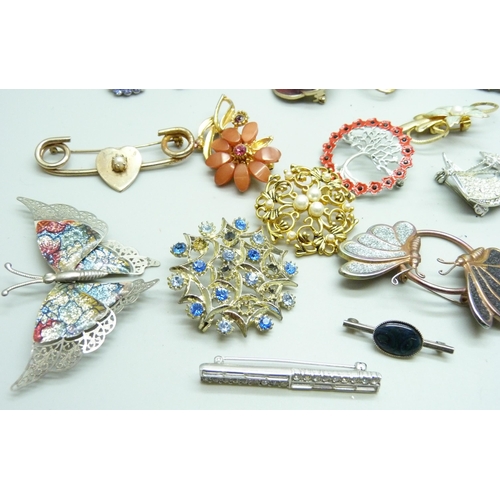 1081 - Thirty costume brooches