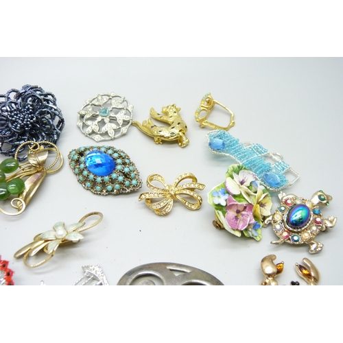 1081 - Thirty costume brooches