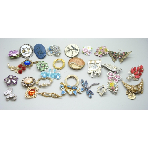 1082 - Thirty costume brooches