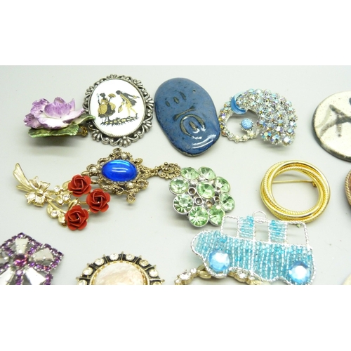 1082 - Thirty costume brooches