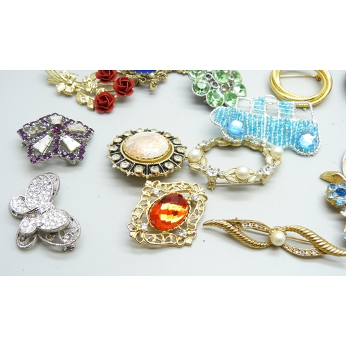 1082 - Thirty costume brooches