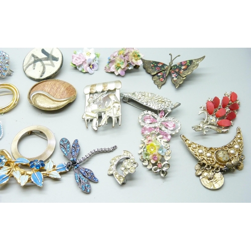 1082 - Thirty costume brooches