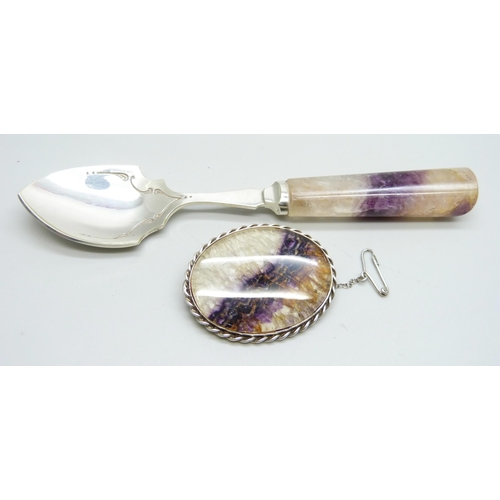 1085 - A Blue John and hallmarked sterling silver brooch, Birmingham 1981 and an EPNS and Blue John spoon