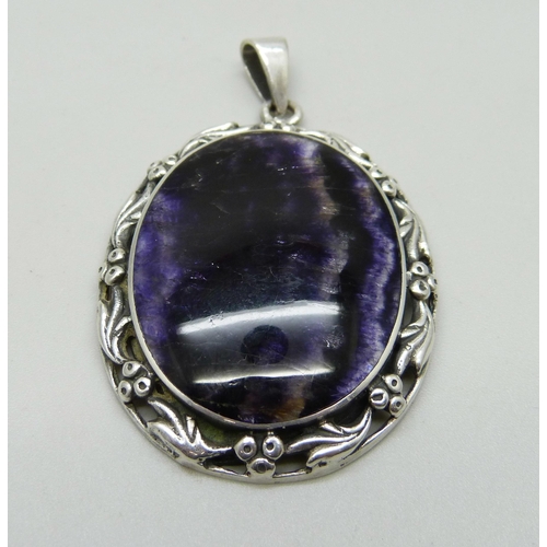 1091 - A Blue John and hallmarked sterling silver pendant, Birmingham 1991, 34mm wide