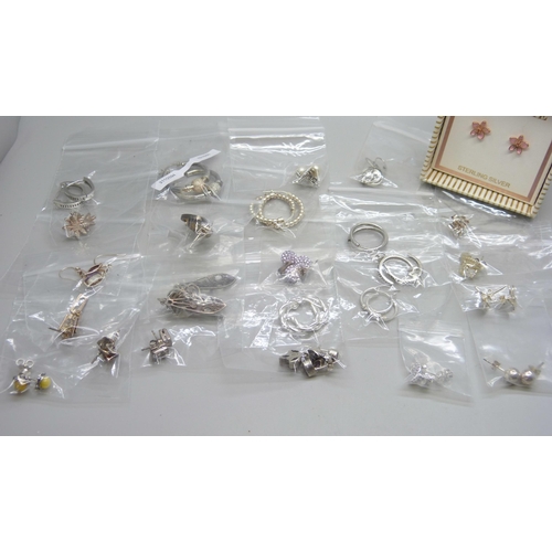 1092 - Twenty-five pairs of silver earrings