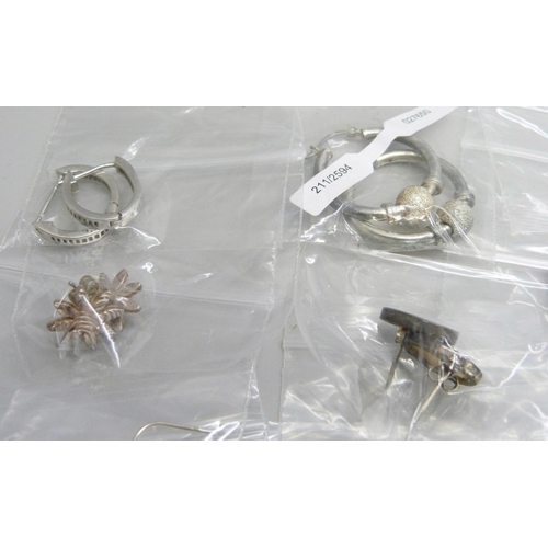 1092 - Twenty-five pairs of silver earrings