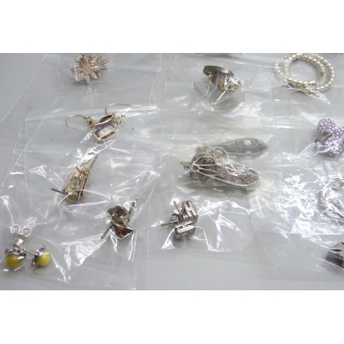 1092 - Twenty-five pairs of silver earrings