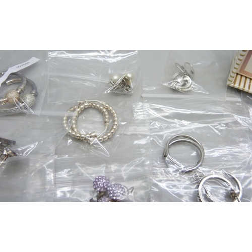 1092 - Twenty-five pairs of silver earrings