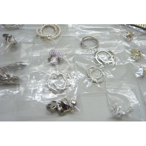 1092 - Twenty-five pairs of silver earrings