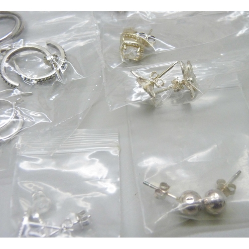 1092 - Twenty-five pairs of silver earrings