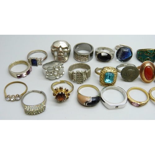 1096 - Thirty-eight dress rings