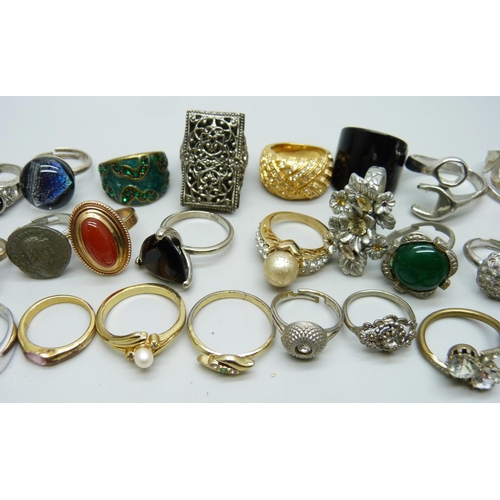 1096 - Thirty-eight dress rings