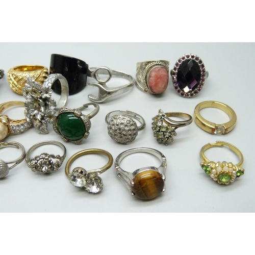 1096 - Thirty-eight dress rings