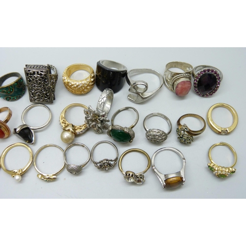 1096 - Thirty-eight dress rings