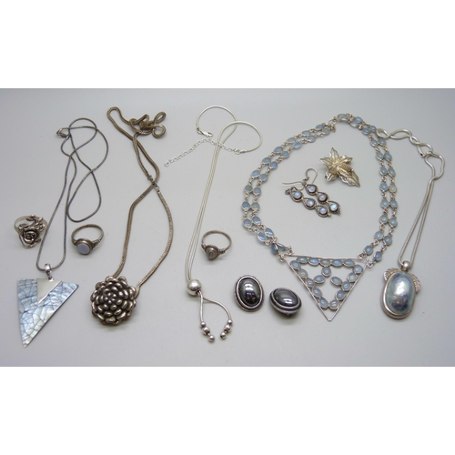 1099 - A collection of silver and silver mounted jewellery