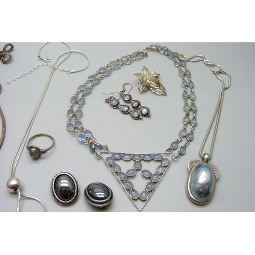 1099 - A collection of silver and silver mounted jewellery