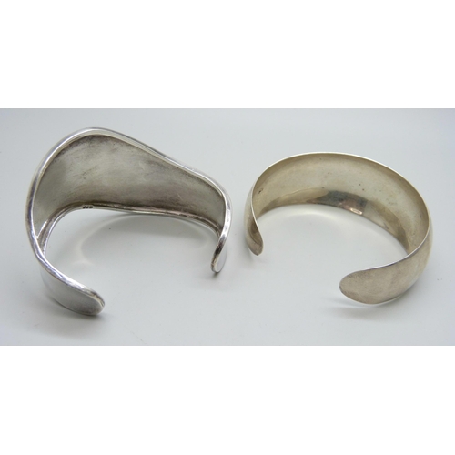 1100 - Two silver bangles