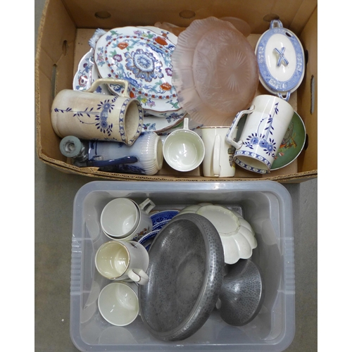 1132 - A box of glassware, ceramics, etc. **PLEASE NOTE THIS LOT IS NOT ELIGIBLE FOR IN-HOUSE POSTING AND P... 