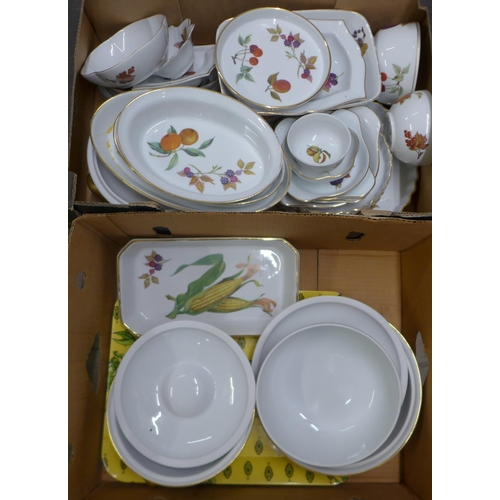 1134 - Royal Worcester Evesham tablewares **PLEASE NOTE THIS LOT IS NOT ELIGIBLE FOR IN-HOUSE POSTING AND P... 