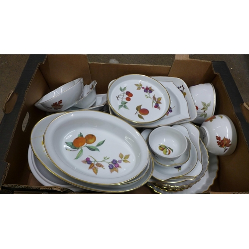 1134 - Royal Worcester Evesham tablewares **PLEASE NOTE THIS LOT IS NOT ELIGIBLE FOR IN-HOUSE POSTING AND P... 