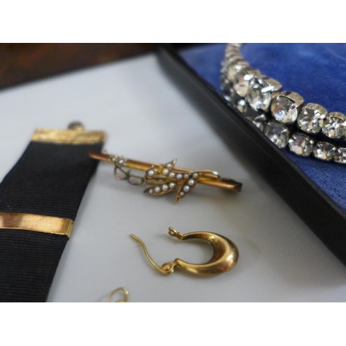 621 - A collection of vintage jewellery; a 9ct gold brooch, pendant and single earring, 2.1g, silver and o... 