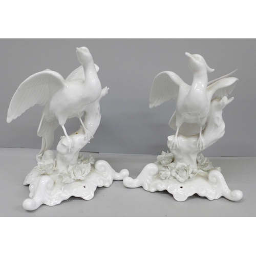 622 - Two blanc de chine bird figures, one with chip to beak