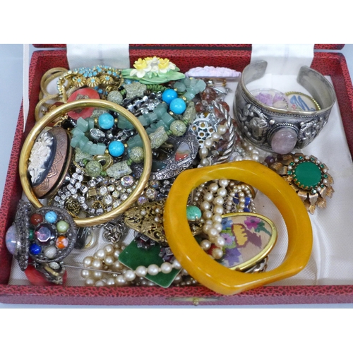 624 - A box of vintage costume jewellery