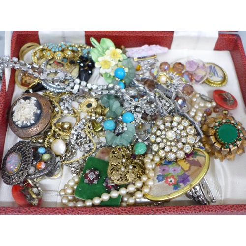 624 - A box of vintage costume jewellery